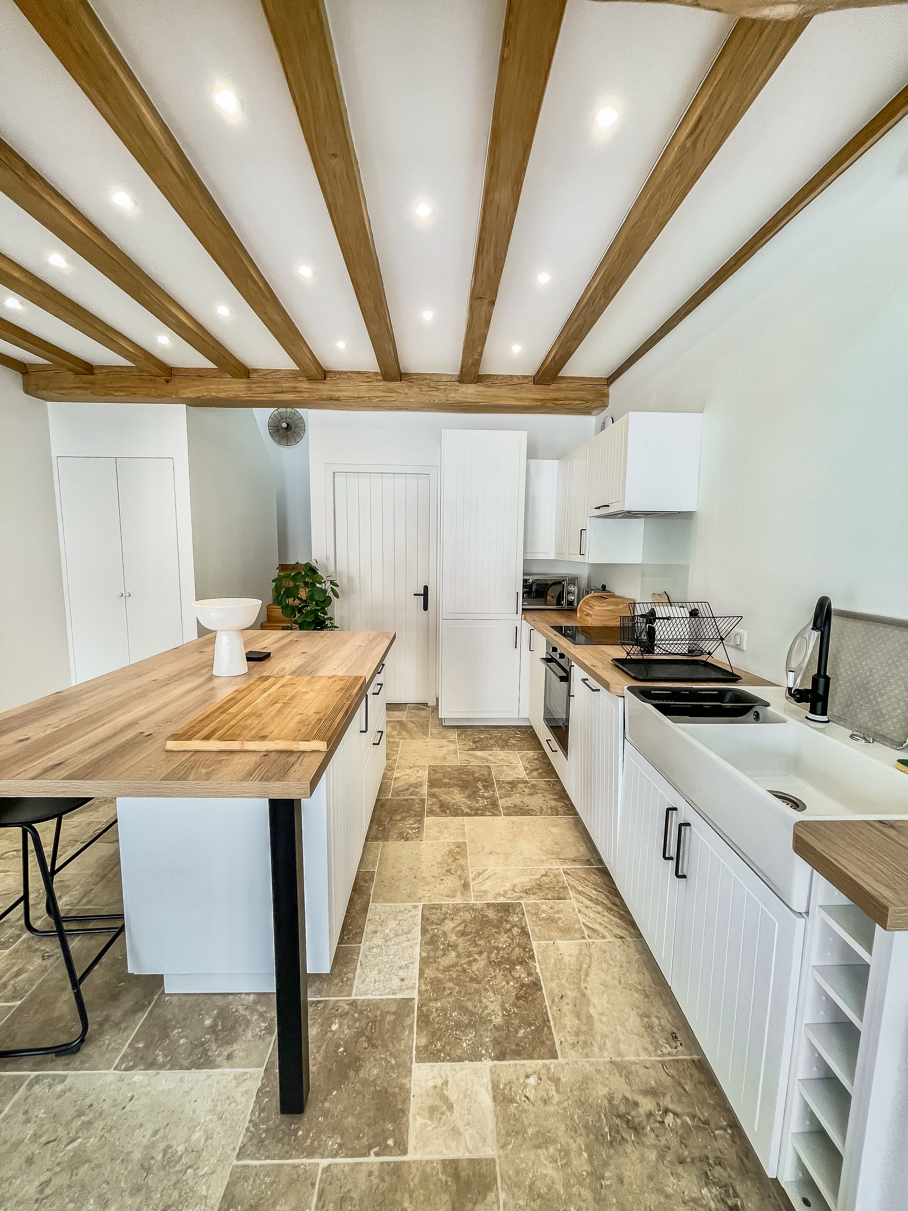 Fully equipped kitchen with oak beams